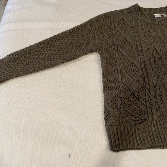 Over sized distressed turtleneck sweater - Picture 8 of 9